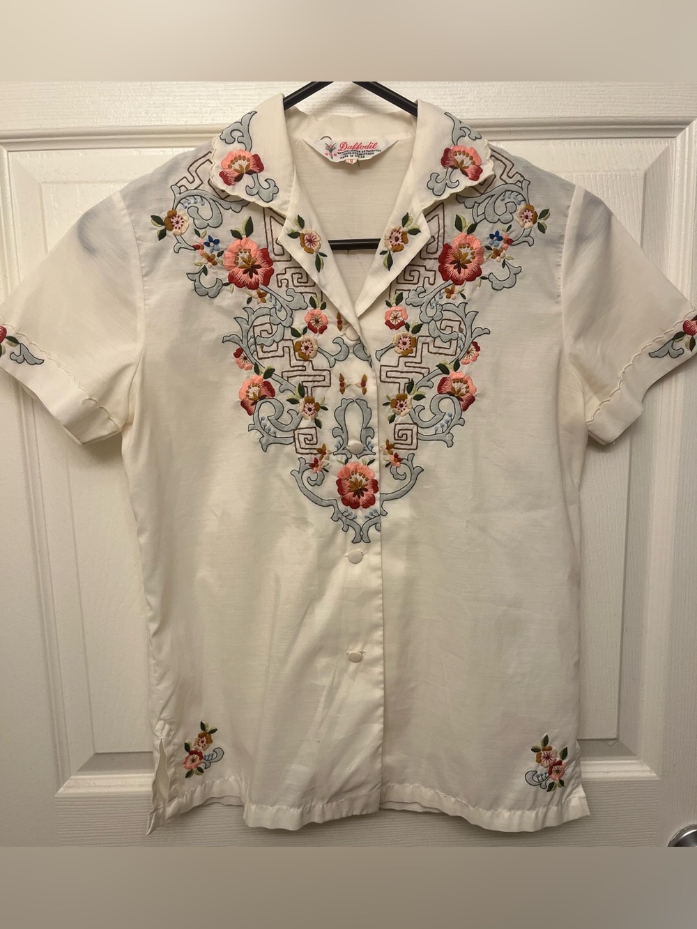 Vintage Embroidered Cream Short-Sleeve Button Shirt with Pink Floral Detail